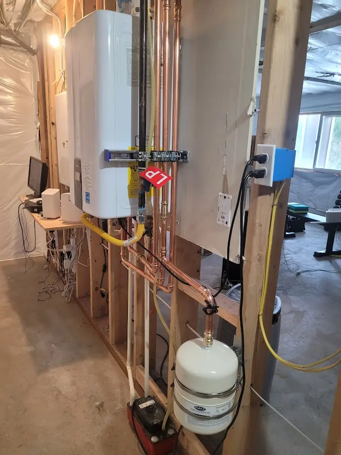 Licensed plumber repairing a kitchen sink in Murillo